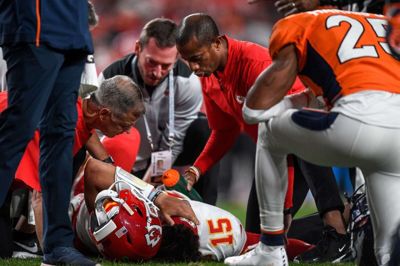 Kansas City Chiefs' 24-årige Patrick Mahomes, der af mange regnes som en af NFL's bedste quarterbacks, pådrog sig en skade i andet quarter i divisionsopgøret mod Denver Broncos i sidste uge, da han forsøgte at løbe med bolden selv.