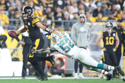 Pittsburgh Steelers quarterback Mason Rudolph (2) viste sig for stærk for Miami Dolphins. Her ved linebacker Raekwon McMillan (52).