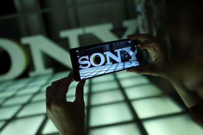 Sony opjusterer efter et halvt år med voksende salg af kamerateknologi til mobiltelefoner, mens spil- og elektronik-salget falder. (Arkivfoto)