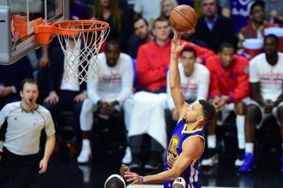 Golden State Warriors' Steph Curry brækkede hånden i tredje quarter af kampen mod Phoenix Suns, der endte med sæsonens tredje nederlag til vicemestrene. (Arkivfoto)