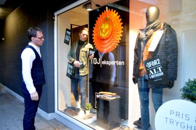 Der er pyntet op til godt humør og skrækindjagende tilbud hos Tøjeksperten i Strøgcentret. Morten Orloff (tv) og Jesper Ravn Hansen gør klar til halloween og Open by Night. ? Foto: Laila Kempel