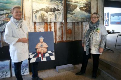 Jonna Stenvad og Else Folmer i det midlertidige galleri i de lokaler, der tidligere husede Rex Blomster. ?Foto: Flemming Thulstrup