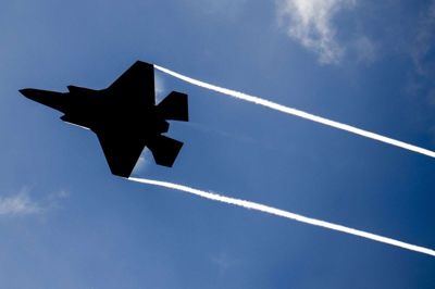 Prisen falder på det amerikanske F-35-kampfly, som Danmark har planer om at købe 27 af for at afløse F-16-jagerne. Her ses et F-35-fly under en demonstrationsflyvning i Sønderjylland i maj.