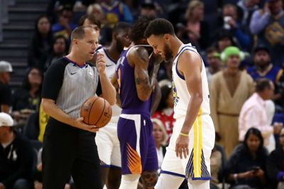 Stephen Curry udgik natten til torsdag dansk tid med en brækket hånd, da Golden State tabte til Phoenix i NBA.
