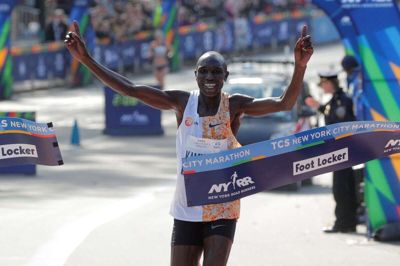 Kenyas Geoffrey Kamworor krydsede mållinjen som den hurtigste i New York City Marathon i tiden 2 timer, 8 minutter og 13 sekunder.