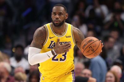 LeBron James leverede godt spil, da han var med til at sikre Los Angeles Lakers en sejr over Chicago Bulls.