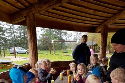 Der var fest med kage, juice og balloner, da Isenvads naturlegeplads fik nye legeredskaber. ? Foto: Privatfoto