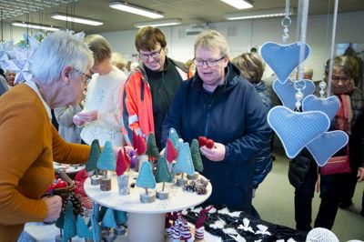 De besøgende kunne blandt andet købe julepynt og dekorationer. Foto: Tom Laursen