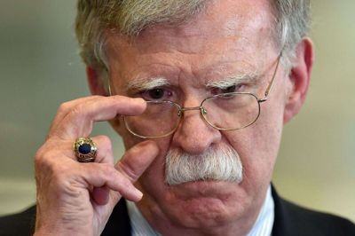 John Bolton var præsident Trumps sikkerhedsrådgiver indtil september sidste år. Nu har han skrevet en bog, hvor det ifølge The New York Times fremgår, at præsidenten i august fortalte Bolton, at han ville fortsætte med at indefryse militærhjælp til Ukraine, indtil Ukraine sagde ja til at hjælpe med en efterforskning af den tidligere amerikanske vicepræsident Joe Biden og hans søn Hunter. Demokraterne ønsker Bolton indkaldt som vidne i rigsretssagen mod Trump. (Arkivfoto)