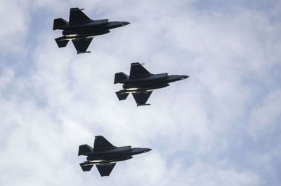En mere effektiv produktion bringer prisen ned på foreløbigt de første ti af de 27 F-35-kampfly, som Danmark køber til at afløse F-16-jagerne. Her ses norske udgaver af det kommende danske kampfly. (Arkivfoto)