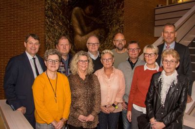 Fra venstre er det borgmester Ib Lauritsen, Karin Schnedler, John Lund Kristensen, Helle Clement Andersen, Troels Richter, Inge Dinis, Torben Horshauge, Leo Vad, Hanne Myllerup, kommunaldirektør Flemming Storgaard og Tove Sørensen. Foto: Privatfoto