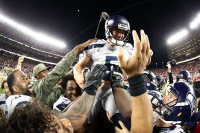 Kickeren Jason Myers blev hyldet som den store helt for Seattle Seahawks, som blev det første hold til at slå San Francisco 49'ers i NFL i denne sæson. Myers scorede på et field goal fra 42 yards i overtiden.