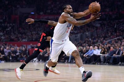 Los Angeles Clippers-spilleren Kawhi Leonard havde det svært mod sin tidligere klub Toronto Raptors. Leonard var dog med til at vinde NBA-kampen.