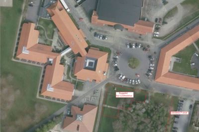 Byggeriet omfatter fire konsultationslokaler til de faste læger, et konsultationslokale til uddannelseslæge, fire konsultationslokaler til praksispersonale. Et skaderum, laboratorier, depoter, reception, sekretariatet, ventefaciliteter samt adgangsforhold til ambulance. Placeringen ved Frisenborg sker for at skabe et nært sundhedstilbud med optimale parkeringsforhold. ? Foto: Ikast-Brande Kommune
