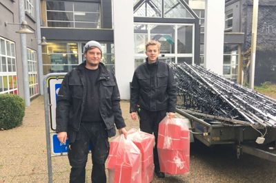 På en grå fredag ankom en bil med en stor trailer fra Midtjysk EL Center til Strøgcentret. Den var læsset med julelys, som nu skal sættes op i Strøgcentret. Den opgave har Rasmus Dynesen (tv.) og Christian Mejlvang fået, og de fortæller, at julelysene er oppe i løbet af næste uge. Gaverne skal også op at hænge, og alt sammen skal det skabe den helt rette hyggelige julestemning på det overdækkede strøg. Foto: Jacob Hove