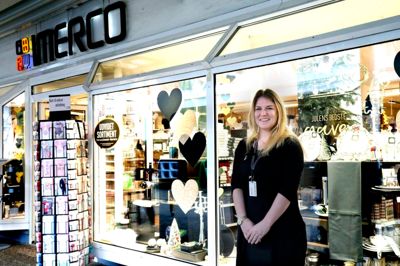 Den nye butikschef i Imerco i Strøgcentret Camilla Koue foran butikken, der er ved at være klar til julehandlen. Foto: Henrik Ole Jensen