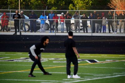 Colin Kaepernick (tv) var utilfreds med, at NFL's træningssession for ham var lukket for offentligheden. Derfor valgte han at lave sin egen åbne træningssession for at sikre klubber, medier og almindelige folk bedre mulighed for at vurdere hans form.