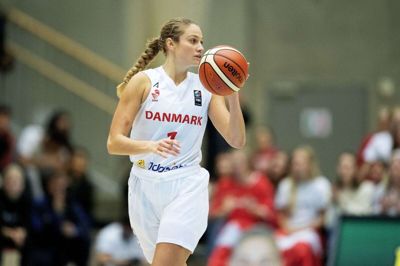 For første gang i 19 år deltog det kvindelige basketlandshold i en kvalifikation til en slutrunde. Her er det Emilie Hesseldal med bolden, da Danmark mødte Italien i en kamp om at komme til EM. Det endte med et dansk nederlag.
