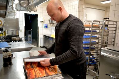 Morten Kok Thomsen har et prøvetryk af sin 3.2 kilo tunge kogebog, som han glæder sig til at præsentere ved en reception på fredag på restaurant Noli i Ikast. Foto: Laila Kempel