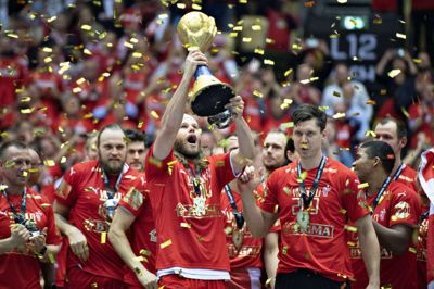 Herrelandsholdet i håndbold skød 2019 i gang med et brag ved VM på hjemmebane i januar. Håndboldholdet skrev historie ved at vinde finalen over Norge. Verdensmesterskabet var nemlig det første for dansk herrehåndbold, og med VM-guldet er Danmark nu forsvarende olympisk mester og verdensmester. (Arkivfoto)