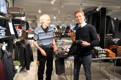 Butikschef Jesper Ravn-Hansen viser et par bukser til en af stamkunderne hos Tøjeksperten Niels Korsgaard Svinth. Foto: Jacob Hove