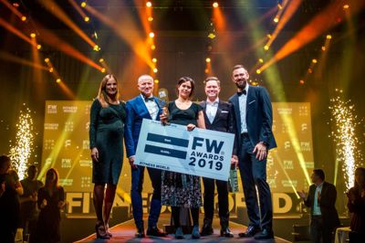 Mette Back, centerleder hos Fitness World i Ikast, er stolt over prisen. Foto: PR-foto