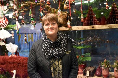 Line Christiansen har arbejdet hos Rex Blomster i omkring 4,5 år, og for hende er blomster både et job og en hobby. Foto: Jacob Hove