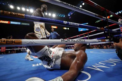 Det er anden gang, at Deontay Wilder (stående) slår Luis Ortiz.