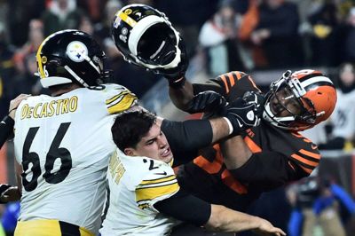 Myles Garrett (til højre) rev Mason Rudolphs (i midten) hjelm af og slog Rudolph med den i en kamp mellem Cleveland Browns og Pittsburgh Steelers 14. november.