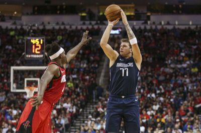 Luka Doncic (med bolden) stod for 41 point, ti assister og seks rebounds, da han var med til at føre Dallas Mavericks til sejr over Houston Rockets.