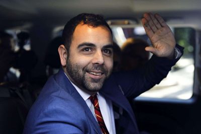 Israel står mandag til at blive det første demokratiske land, som udviser en ansat i menneskerettighedsorganisationen Human Rights Watch. Den amerikanske statsborger Omar Shakir, som er menneskeretsgruppens direktør i Israel, vil mandag blive sendt ud af landet, fordi han angiveligt har støttet en bokykot af Israel.