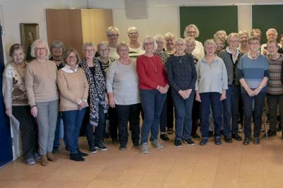 Ry seniorkor synger julesange, når der er fredagsmarked i Ikast 6. december. Foto: Privatfoto