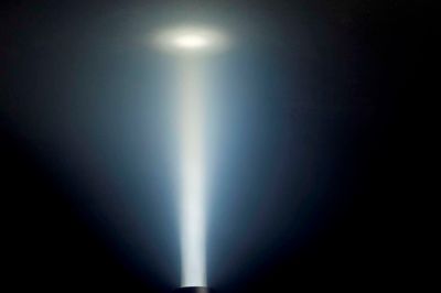 En »Skyrose-projektør« vil fredag 29. november vise vejen til de gode tilbud hos butikkerne i Ikast. ? Foto: Adobe Stock Photo
