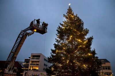 I forbindelse med juletræs- tændingen vil der både være gratis kaffe, fællessang og slikposer og koret Den Totale Dekadence synger julesange og borgmesteren holder tale. Foto: Tom Laursen