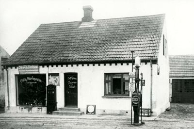 C. M. Christensens Autoværksted på Bredgade 25 i Bording er her fotograferet engang i 1930'erne. ?Foto: Bording Lokalhistorisk Arkiv
