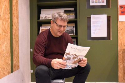 Carsten Jensen, kulturkonsulent og ny leder af Ikast Lokalhistorisk Arkiv, i den nye butik i Strøgcentret.