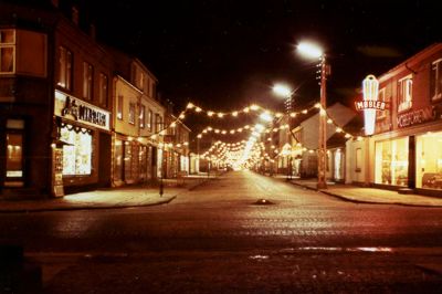 Tag på biblioteket 3. december og lær mere om julen i gamle dage. Billedet her er fra Bredgade i Ikast i 1950'erne. ?Foto: Ikast Lokalhistorisk Arkiv
