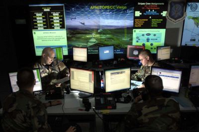 Forsvaret indfører fra februar næste år en særlig cyberværnepligtsuddnannelse, hvor 30 unge om året får mulighed for at kombinere almindelig værnepligt med at lære at imødegå trusler i cyberspace. (Arkivfoto)