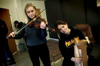 Hverken Anna Frederiksen på violin eller Marie Bak Kristensen på harpe har prøvet at spille deres instrumenter før. Men de er begge meget optagede og engagerede i Hestlund Efterskoles teaterkoncert »Alle skuffer over tid«. ?Foto: Flemming Hansen
