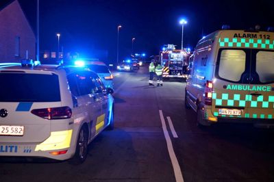 Flere brandkøretøjer, lægebil, politi og ambulancer var fredag aften til stede på Markvænget i Bording, hvor en mandlig beboer blev fundet død. ? Foto: Peter Erfurt
