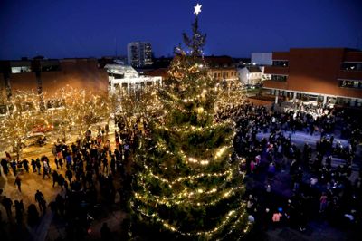 Omkring 3000 mennesker var mødt op på Torvet for at se juletræet bliver tændt. Foto: Henrik Ole Jensen