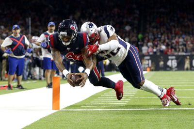 Houston Texans-quarterback Deshaun Watson scorede touchdown trods en solid tackling fra Elandon Roberts fra New England Patriots.