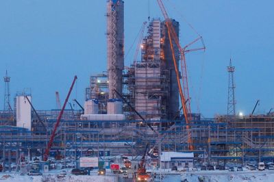 En del af det gigantiske gasanlæg i Amur-regionen i Rusland, hvor Gazprom mandag har åbnet for en første naturgasledning til Kina. Den 3000 kilometer lange gasrørledning går fra fjerntliggende regioner i det østlige Sibirien til byen Blagoveshtjensk på grænsen til Kina.