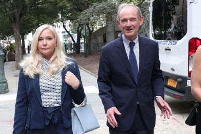 Virginia Giuffre ses her sammen med sin advokat i forbindelse med sagen mod Jeffrey Epstein. Epstein tilstod i 2008 at have betalt en mindreårig kvinde for seksuelle tjenester. Han hængte sig i Manhattan Correctional Center i august før en ny retssag om menneskehandel og overgreb på mindreårige.