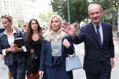 Advokat David Boies ser her i august, da han ankom med sin klient Virginia Giuffre til en høring i New York i en sag mod den amerikanske milliardær Jeffrey Epstein, som hun og flere andre kvinder anklagede for menneskehandel og overgreb mod mindreårige. Advokaten vil nu stævne den britiske prins Andrew for at få ham til at fortælle om sin viden om sagen.