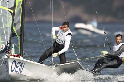 Her ses Jonas Warrer og Christian Peter Lübeck under 49er-konkurrencen ved OL i Rio. Jonas Warrer er aktuelt med ved VM i New Zealand.