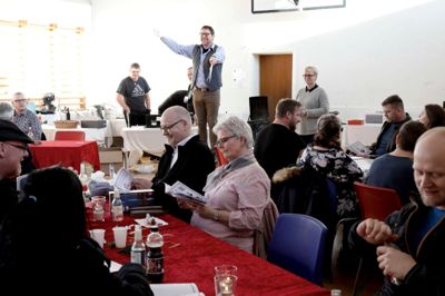 Lørdag var der julemarked på Gludsted Friskole, hvor der udover forskellige boder også var auktion med Carsten Gjerløv som auktionarius.