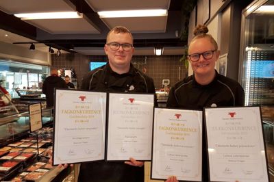 I en sand medaljeregn fik mestersvend Michael Sørensen tre guldmedaljer, otte sølvmedaljer og fire bronzemedaljer med hjem til Østerport Slagter i Ikast, da han deltog i Danske Slagtermestres Fagkonkurrence. Sammen med slagtermutter Lene Hammer Larsen præsenterer han her et lille udsnit af diplomerne. ? Foto: Thomas Vang Nielsen