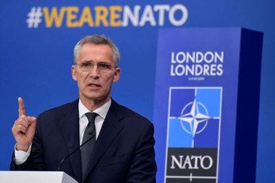 - Vi har i dag godkendt en revision af forsvarsplanen for Polen og de baltiske lande, siger Natos generalsekretær, Jens Stoltenberg, på et pressemøde nord for London.