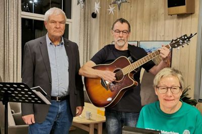 Formanden for Ikast Genbrugscenter Kaj Vestergaard ses her til adventsfesten sammen med KFUM's Soldaterhjem i Kølvrås lederpar Allan og Anne Schrøder. Foto: Privatfoto
